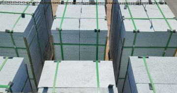 雅安 芝麻白花岗岩5公分地铺石 花岗岩厂家工厂装车日常