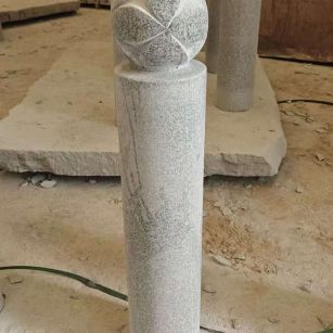 雅安 芝麻白花岗岩石材挡车石柱、停车柱、圆柱挡车柱、方柱挡车柱等