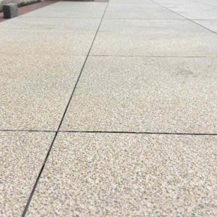 雅安 黄金麻花岗岩石板材荔枝面地面铺装效果