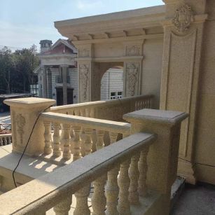 雅安 黄金麻别墅外墙干挂雕花配合阳台栏杆花瓶柱