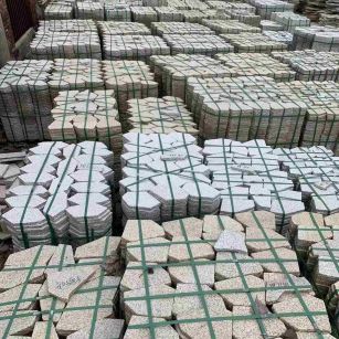 雅安 黄金麻白麻花岗岩荔枝面地铺石(冰裂纹)