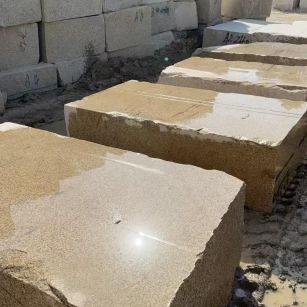 雅安 黄金麻方料堆场洗料分选中，原材料充足