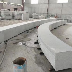 雅安芝麻白花岗岩石板材 园林光面弧形坐凳