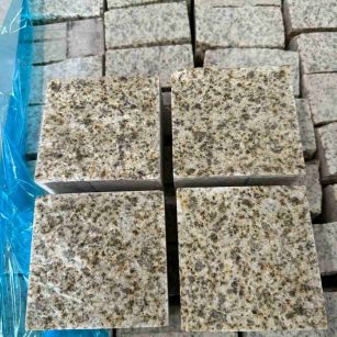 雅安 黄金麻花岗岩自然面小方块，弹石，马蹄石等