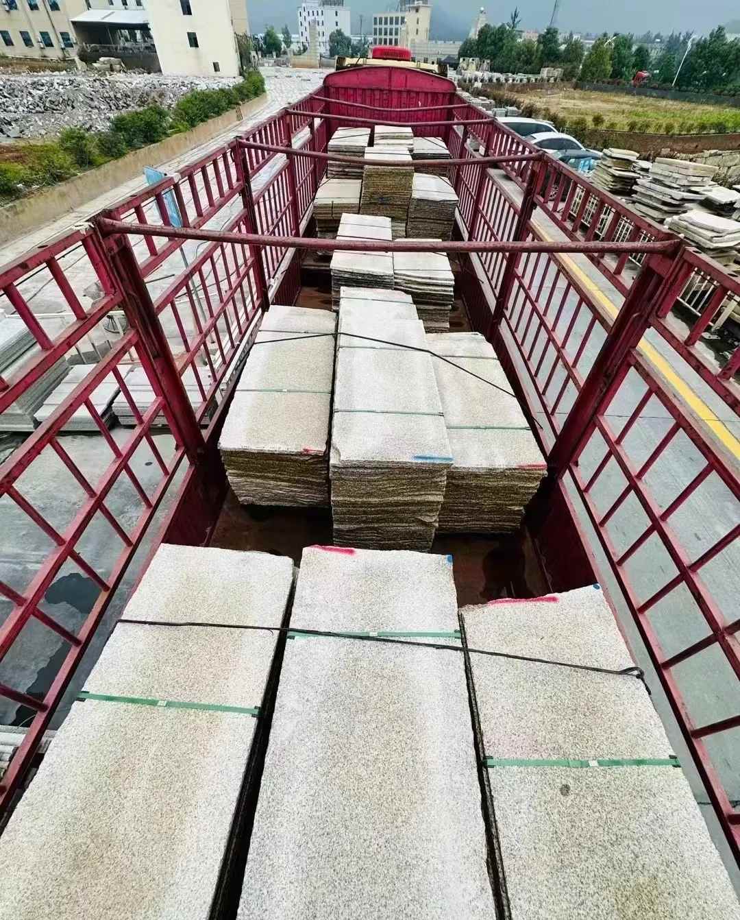 雅安 黄金麻花岗岩荔枝面，光面毛板装车完成