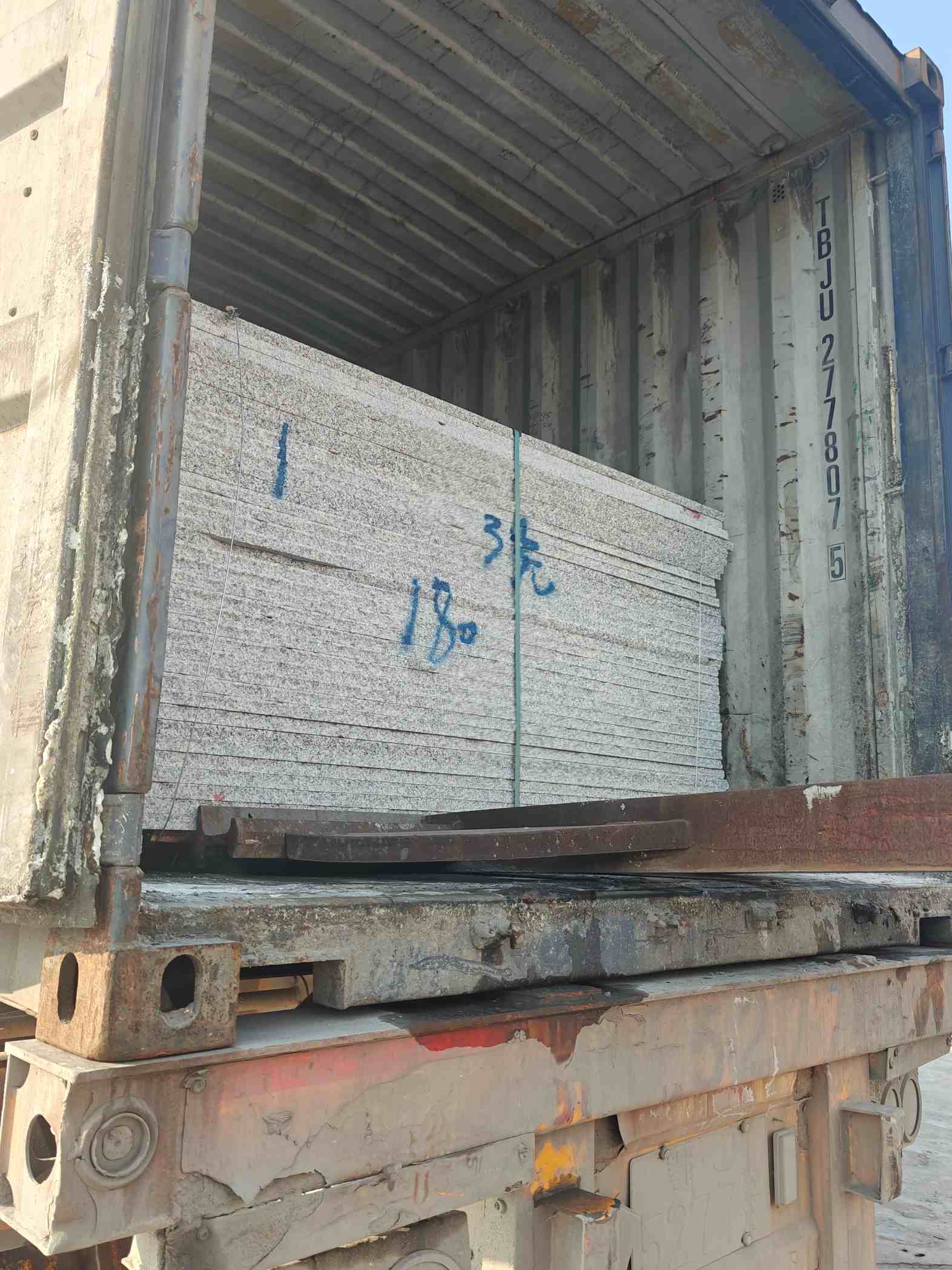 雅安 芝麻白花岗岩石材3.0公分光面毛板装柜出货