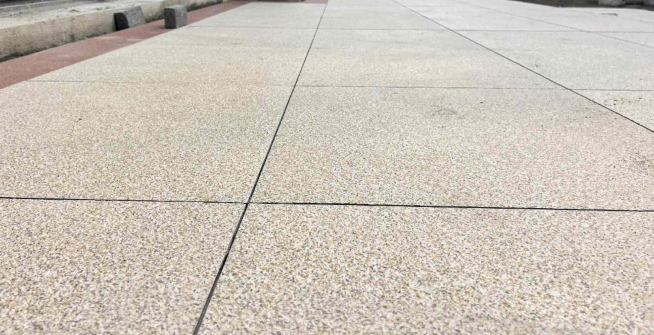 雅安 黄金麻花岗岩石板材荔枝面地面铺装效果