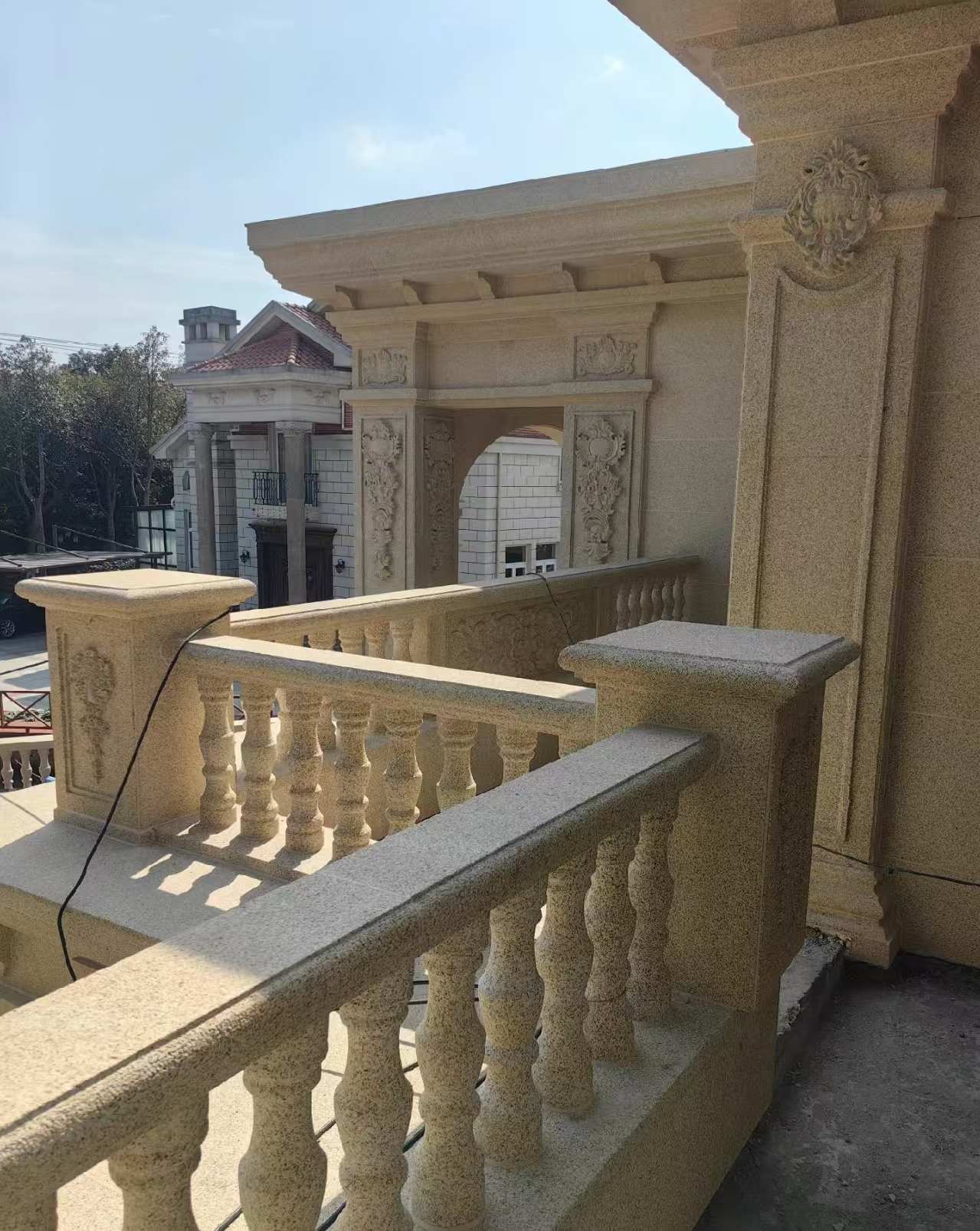 雅安 黄金麻别墅外墙干挂雕花配合阳台栏杆花瓶柱