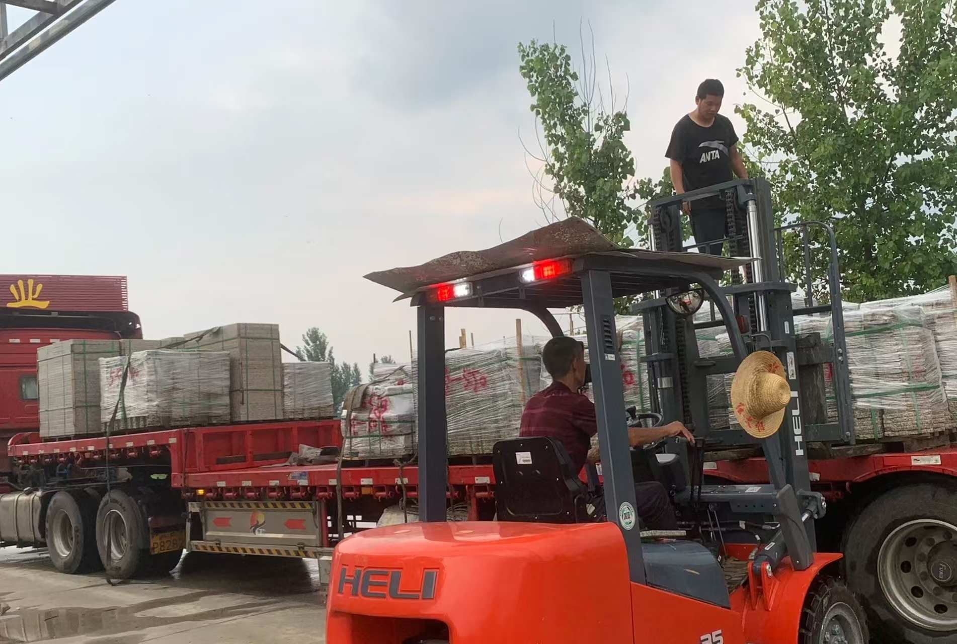 雅安 黄金麻冰裂纹，地铺石装车