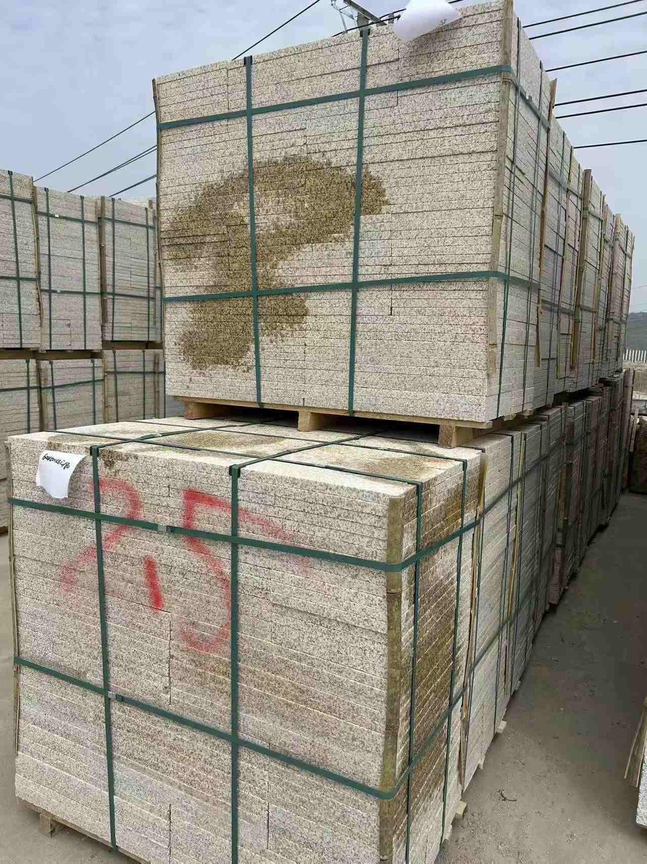 雅安 黄金麻花岗岩石材荔枝面地铺石2.5*300*600