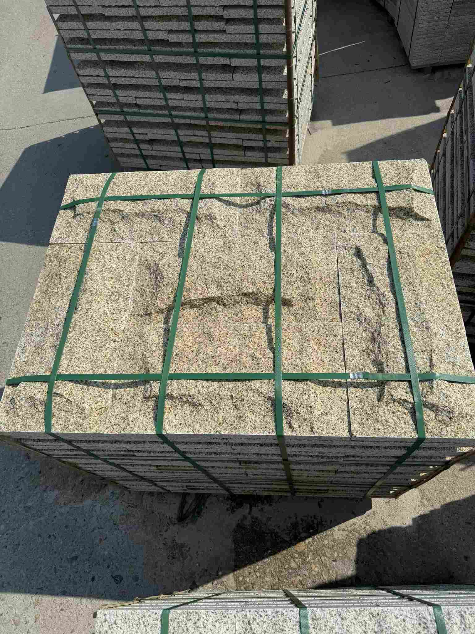 雅安 黄金麻花岗岩石材自然面蘑菇石成品