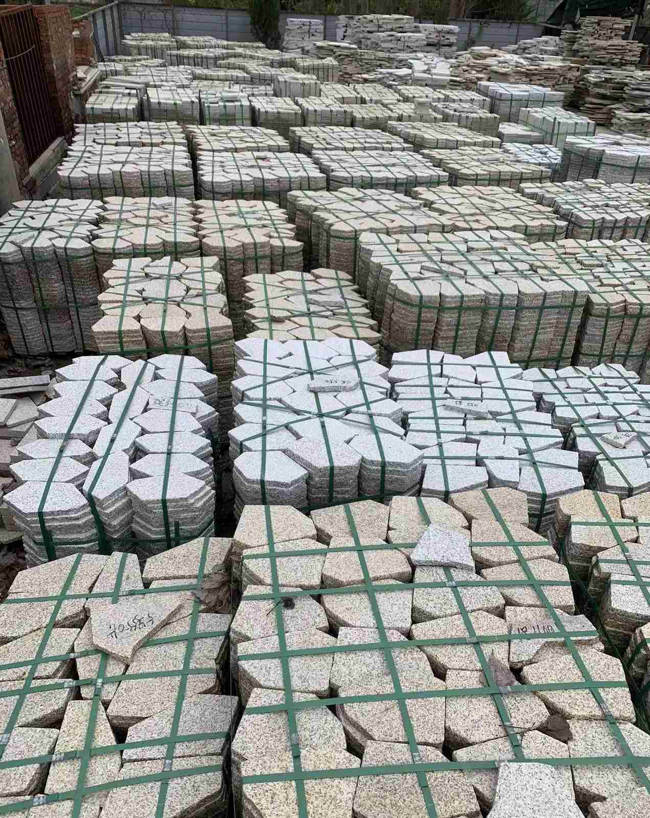 雅安 黄金麻白麻花岗岩荔枝面地铺石(冰裂纹)