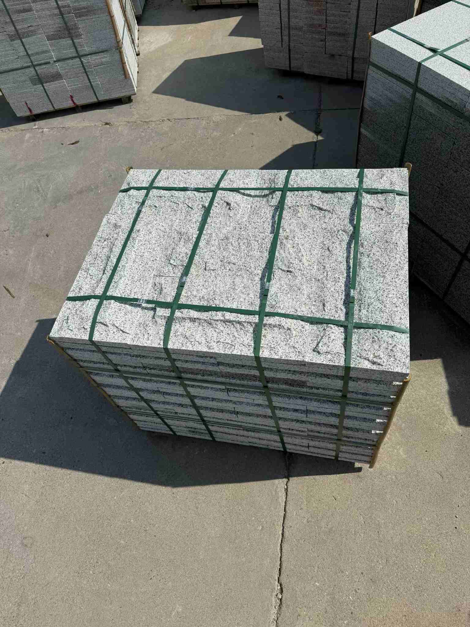 雅安 白麻花岗岩石材自然面蘑菇石成品