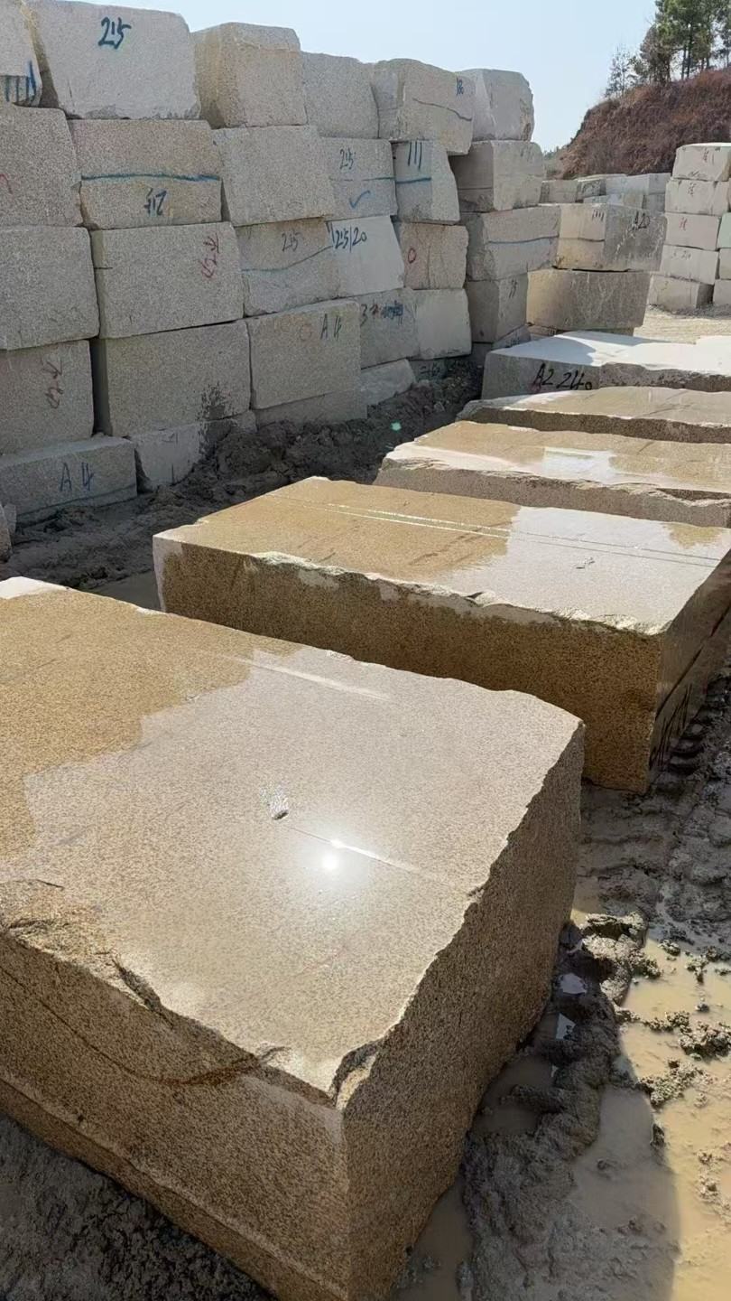 雅安 黄金麻方料堆场洗料分选中，原材料充足