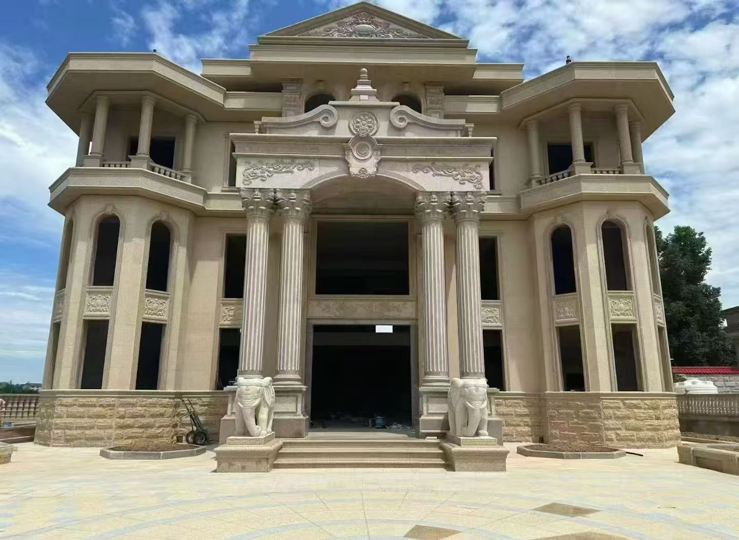 雅安 黄金麻别墅外墙干挂，大柱，大象，蘑菇石，雕花板