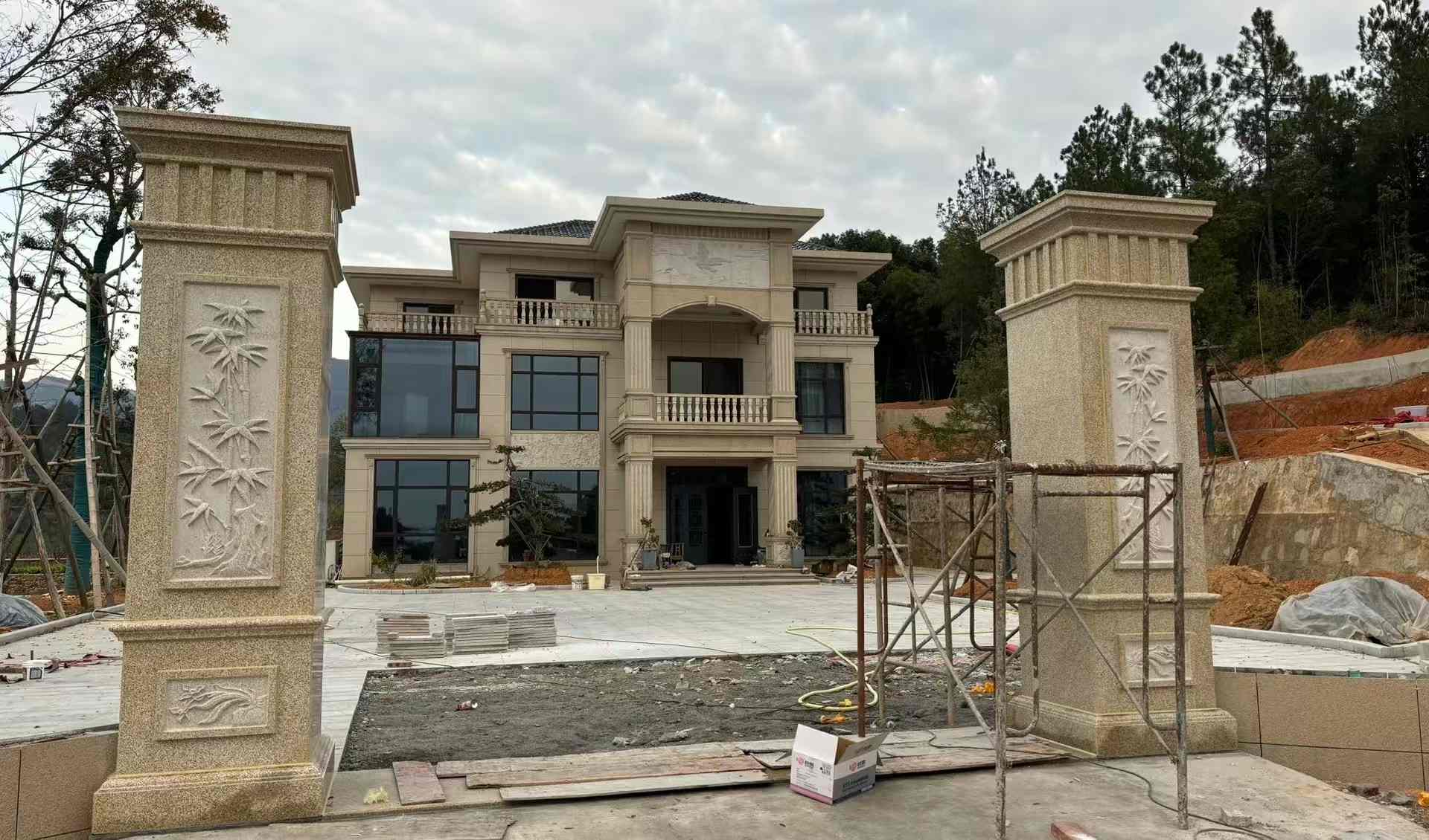 雅安 黄金麻花岗岩别墅雕花外墙干挂配上门口雕花罗马柱