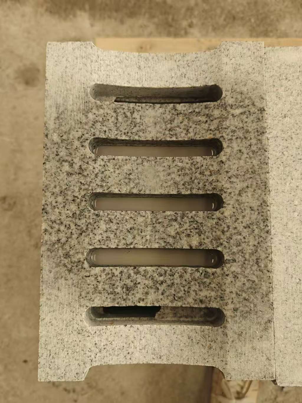 雅安 芝麻白拉丝面花岗岩U型开槽排水槽