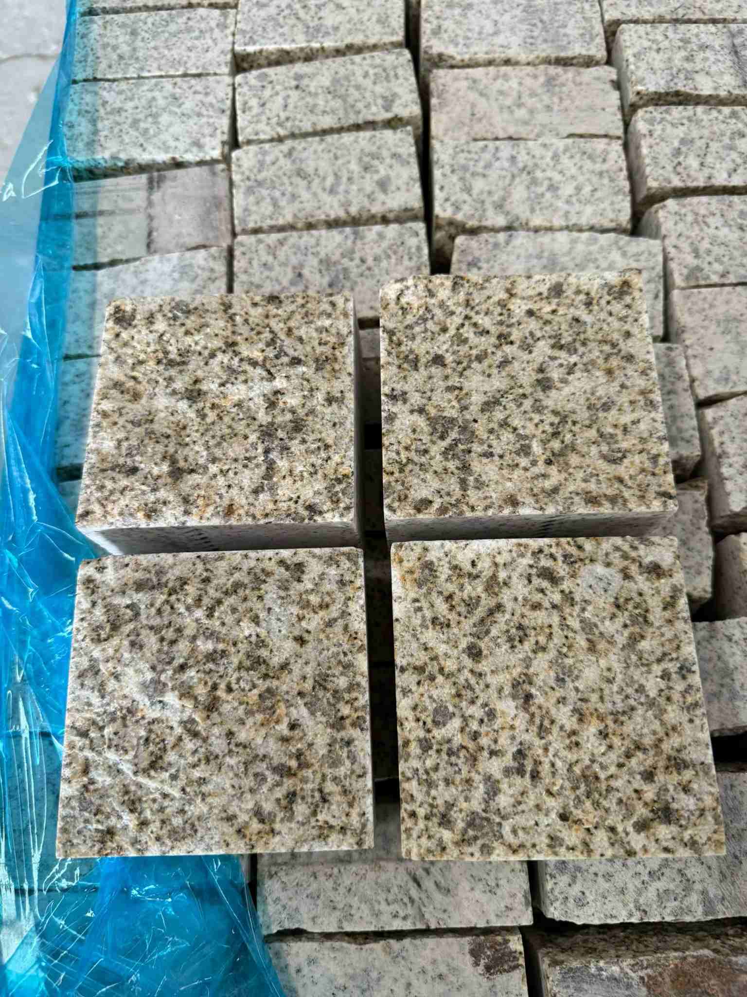 雅安 黄金麻花岗岩自然面小方块，弹石，马蹄石等