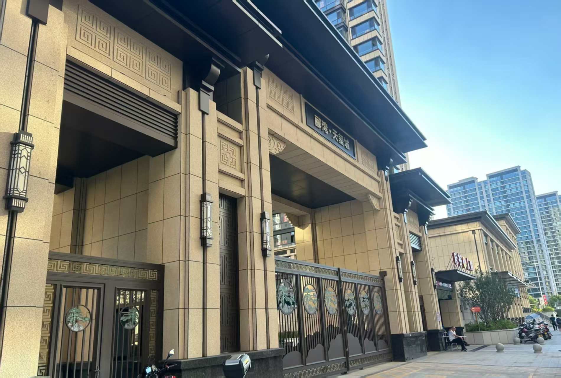 雅安 黄金麻花岗岩荔枝面小区门楼外墙干挂