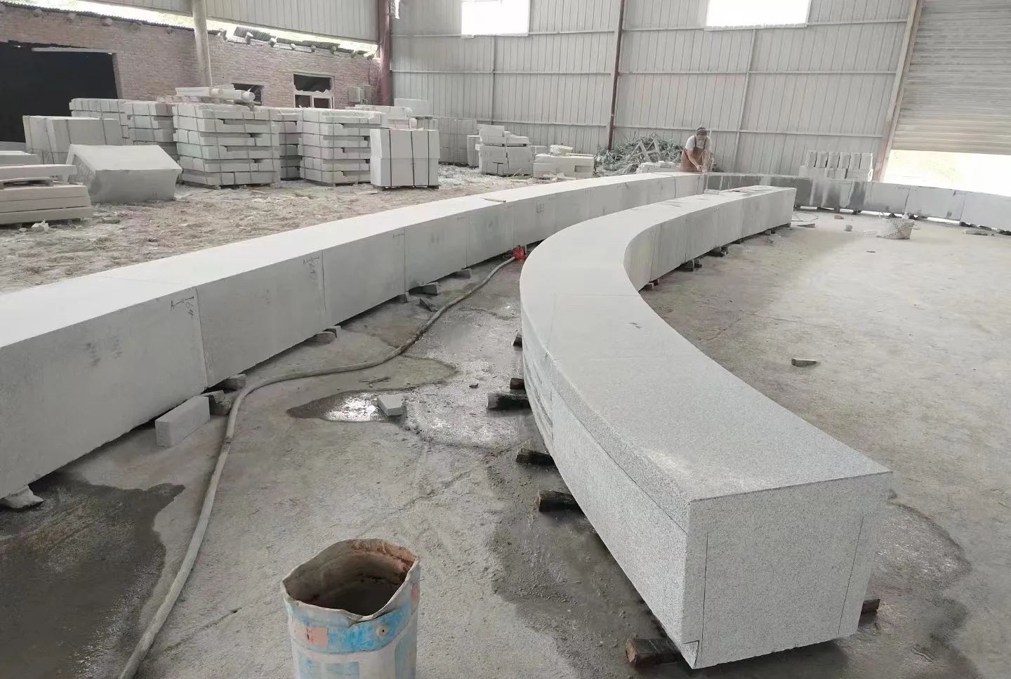 雅安芝麻白花岗岩石板材 园林光面弧形坐凳