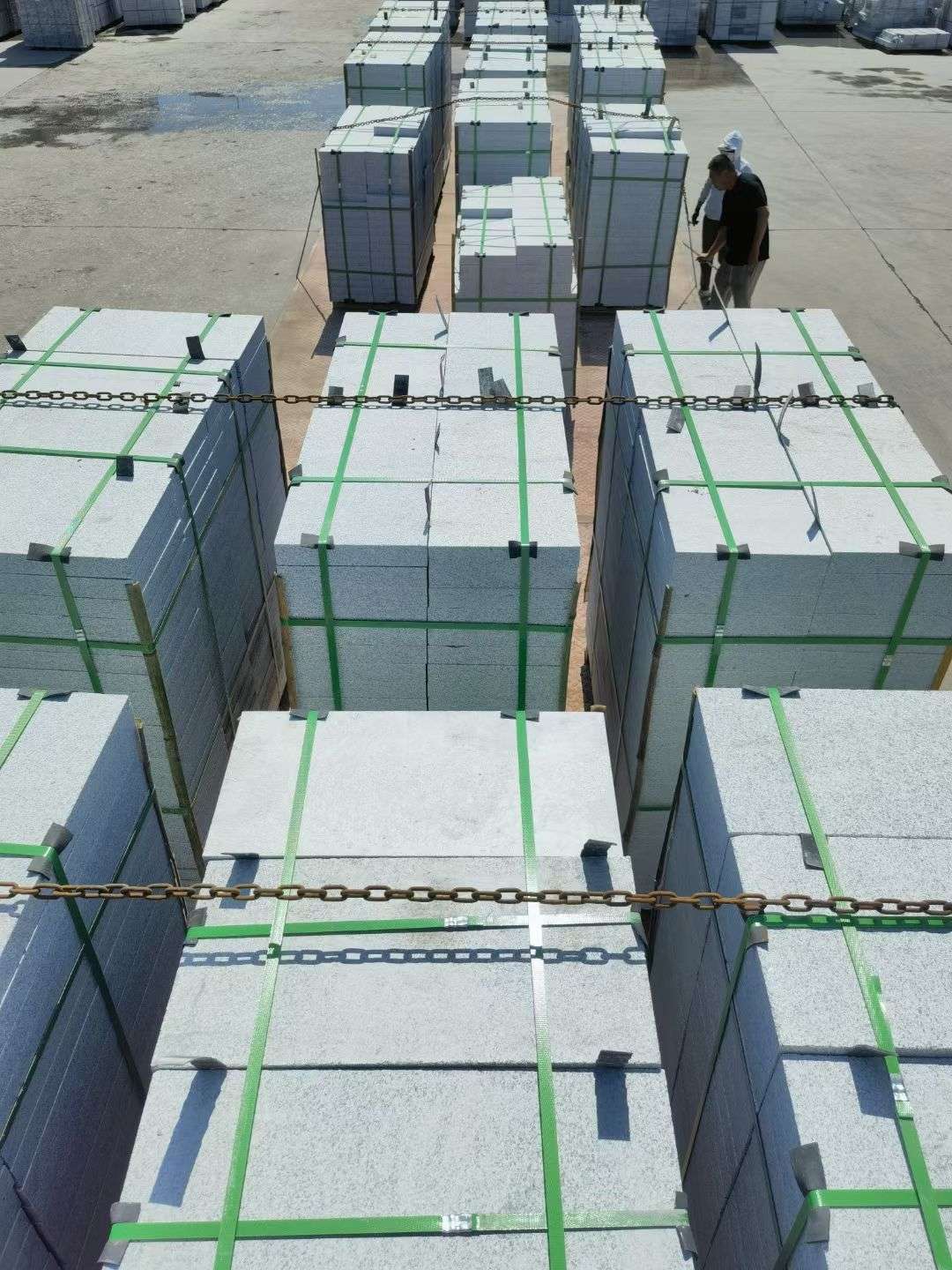 雅安 芝麻白花岗岩5公分地铺石 花岗岩厂家工厂装车日常